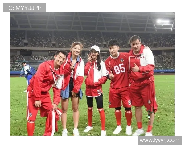 时尚运动风足球上衣短款设计解析让你在球场上尽显活力与个性